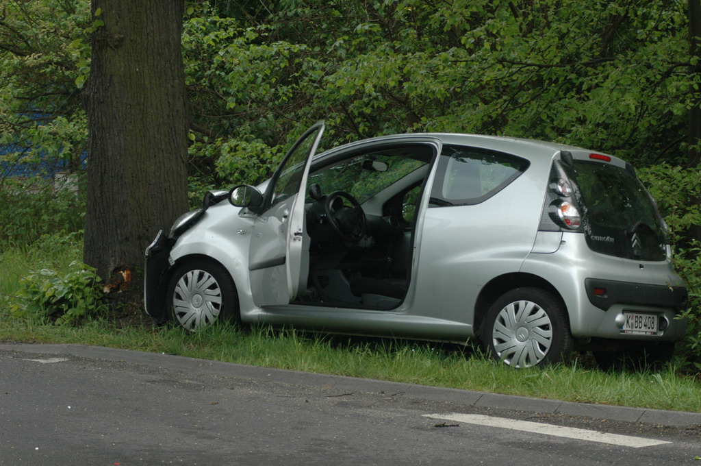 PKW gegen Baum Godorf Godorfer Hauptstr P12.jpg